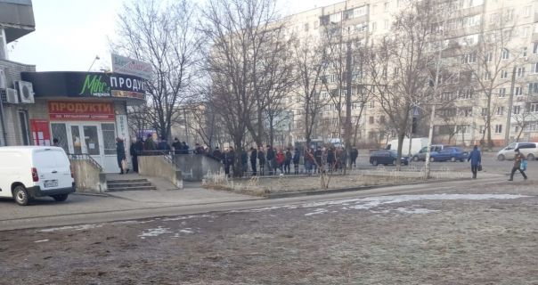 Sumy Oblast - Tutti in fila in Banca-bruciano condutture del gas 
